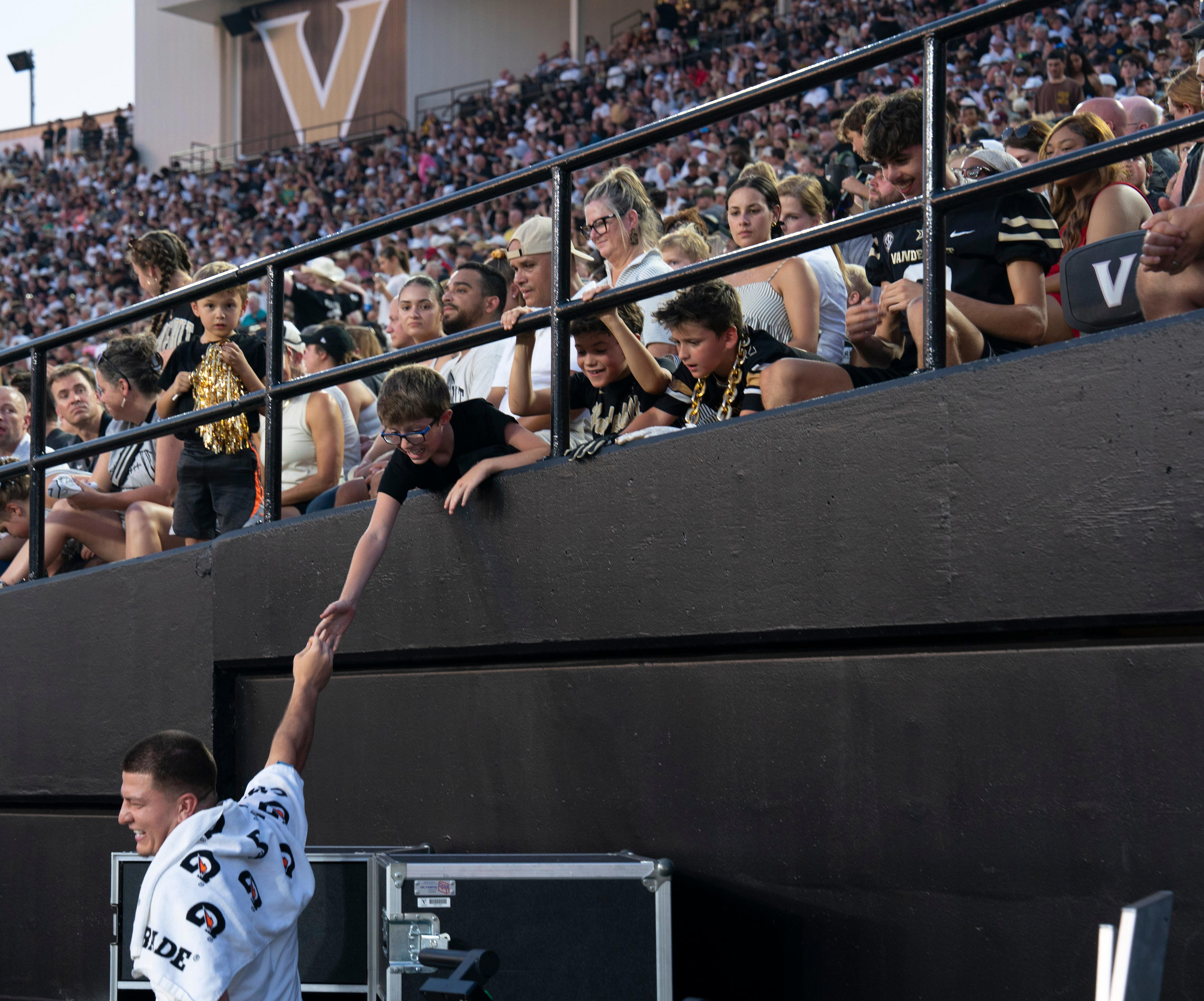 Spectator runs on to field, tackled in Vanderbilt football game vs Arkansas