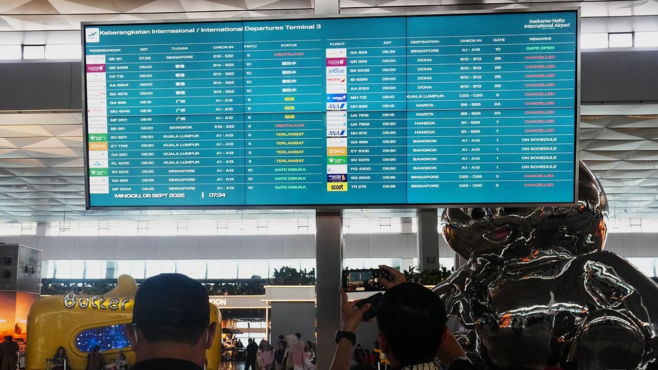 Indonesia cancels flights at Jakarta airport as Anak Krakatau volcano ...