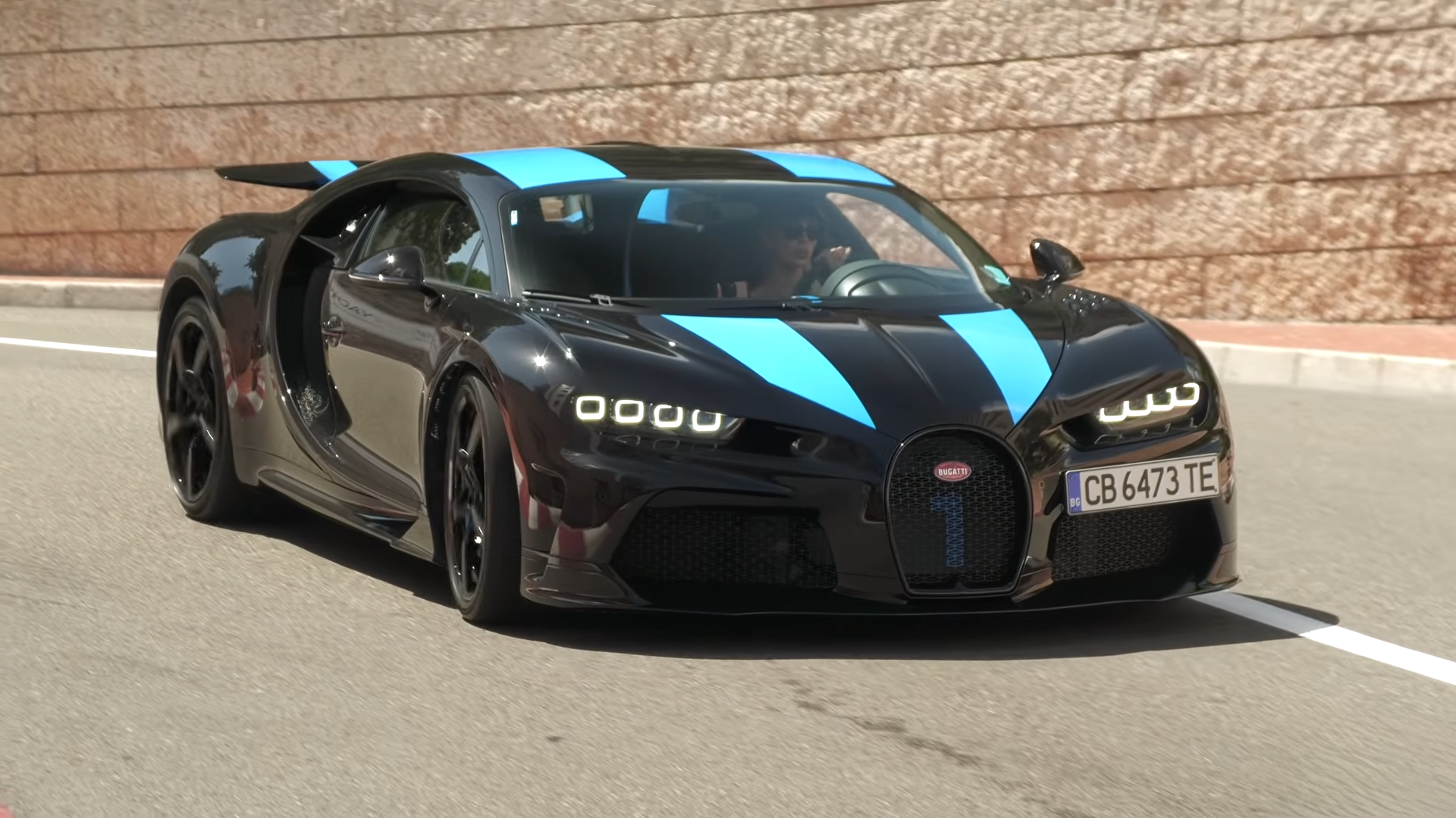 Straten van Monaco: vrouw rijdt in een Bugatti Chiron Super Sport van 4 ...