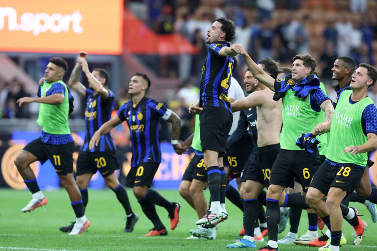 MILAN, ITALY - SEPTEMBER 05: Curtis Jones of Internazionale celebrates with teammates after their victory in the Serie A match between FC Internazionale and SSC Napoli at Stadio Giuseppe Meazza on September 05, 2026 in Milan, Italy. (Photo by Claudio Villa/Getty Images)