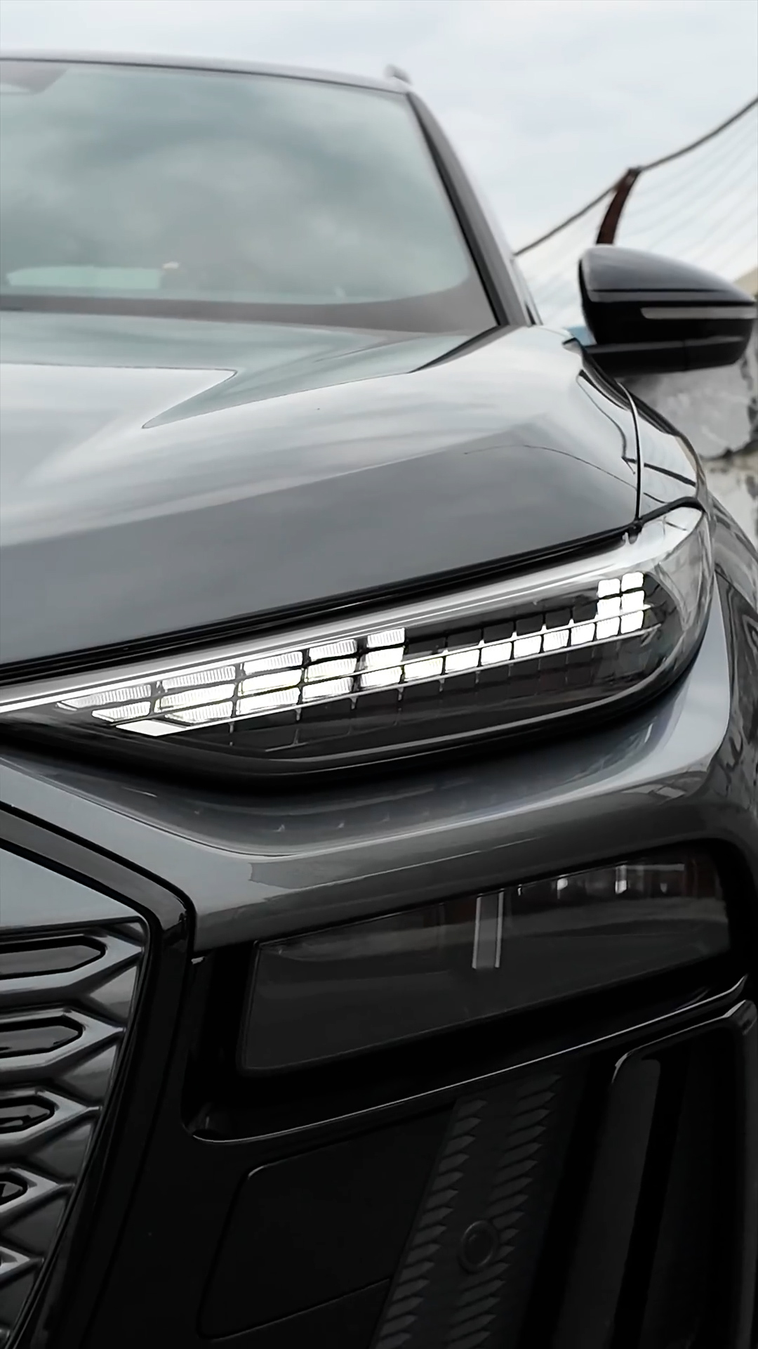 i-fari-dell-audi-sq6-e-tron-hanno-un-identit-visiva-distintiva