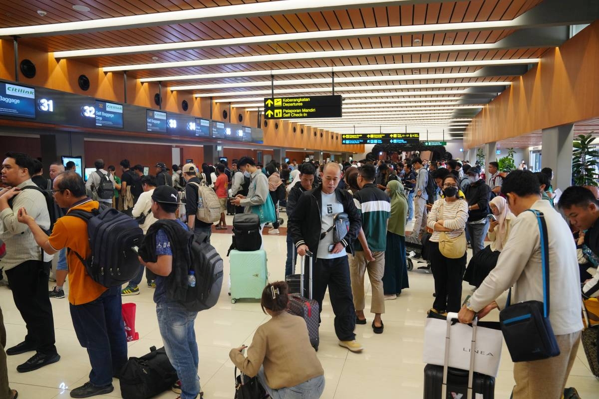 Indonesia cancels flights at Jakarta airport as Anak Krakatau volcano ...