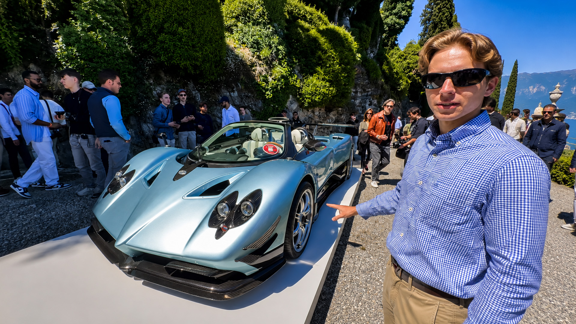 Blue Huayra roadster turns a car gathering into art