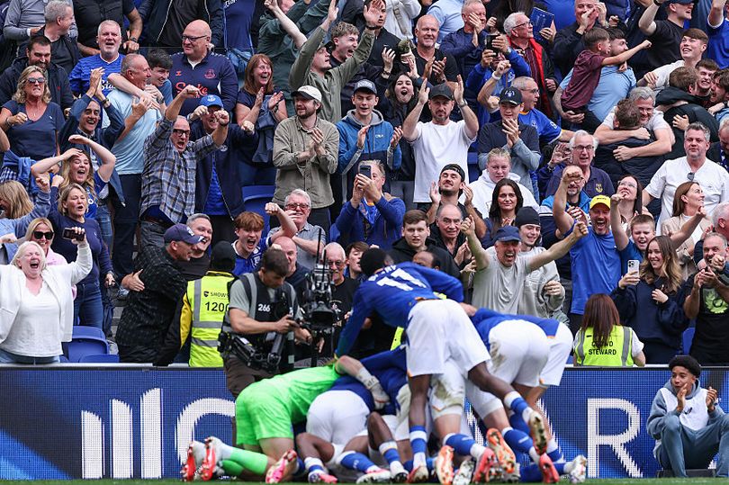 What Everton supporters did after Manchester United drama sums them up ...