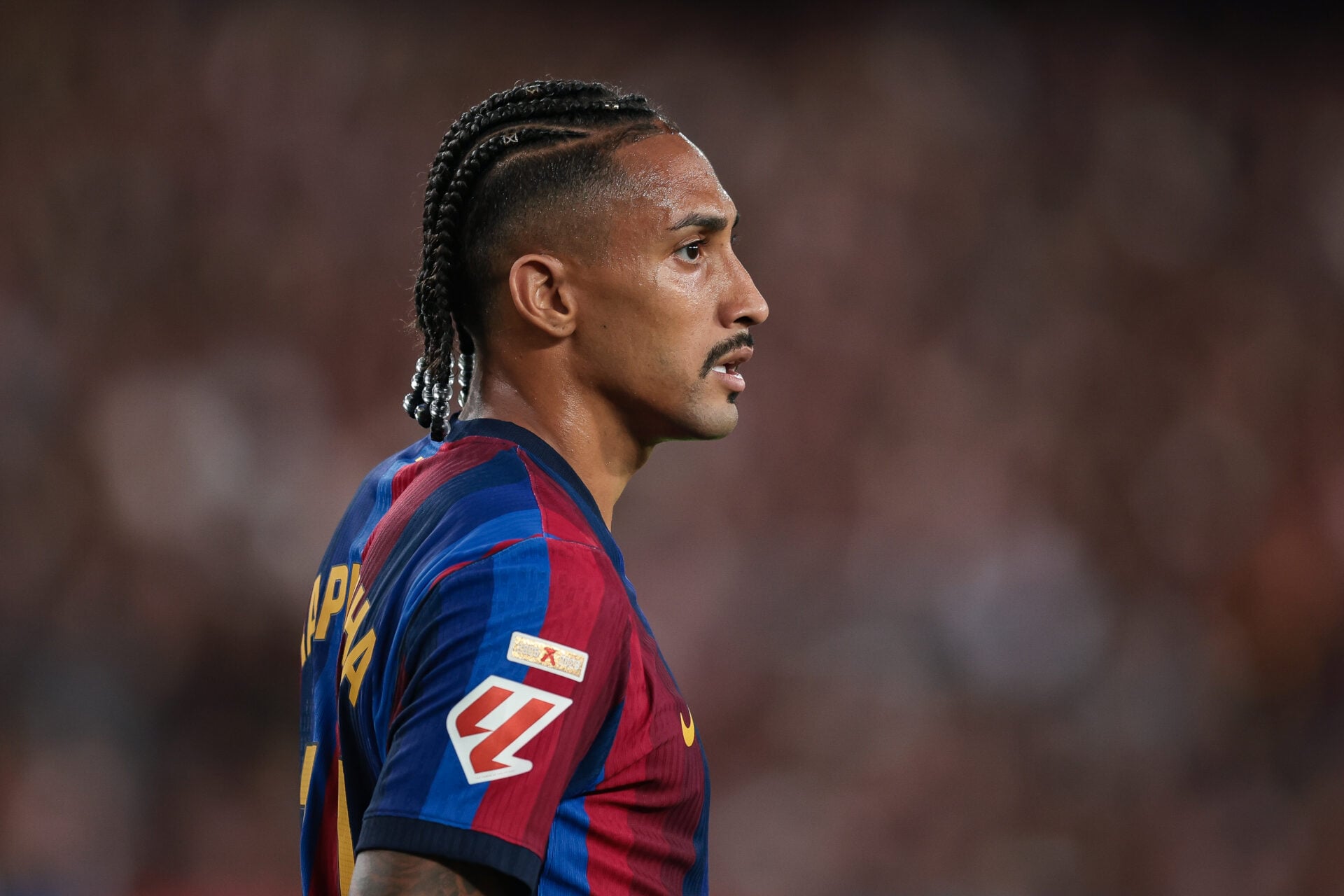 Raphinha iguala el récord de Messi mientras el Barcelona desata un espectáculo goleador de cinco tantos en Mestalla.