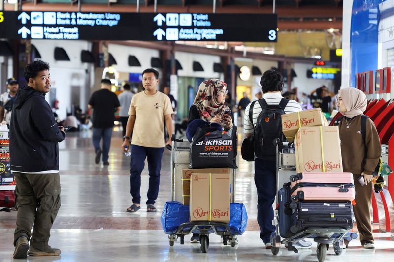 Eight Indonesian airports remain shut due to volcanic ash from Anak ...