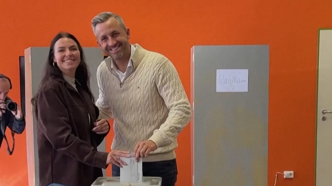 julia-siegmund-zeigt-sich-mit-auff-lligem-anh-nger