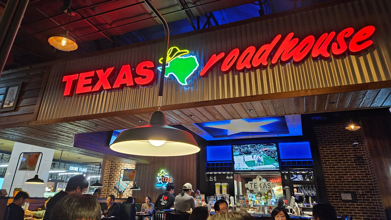 Buzzwords Texas Roadhouse servers have to say every shift (but ...