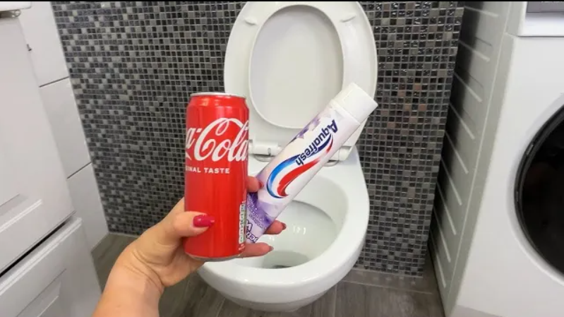 Toilet covered in stains? Try this cola and toothpaste trick!