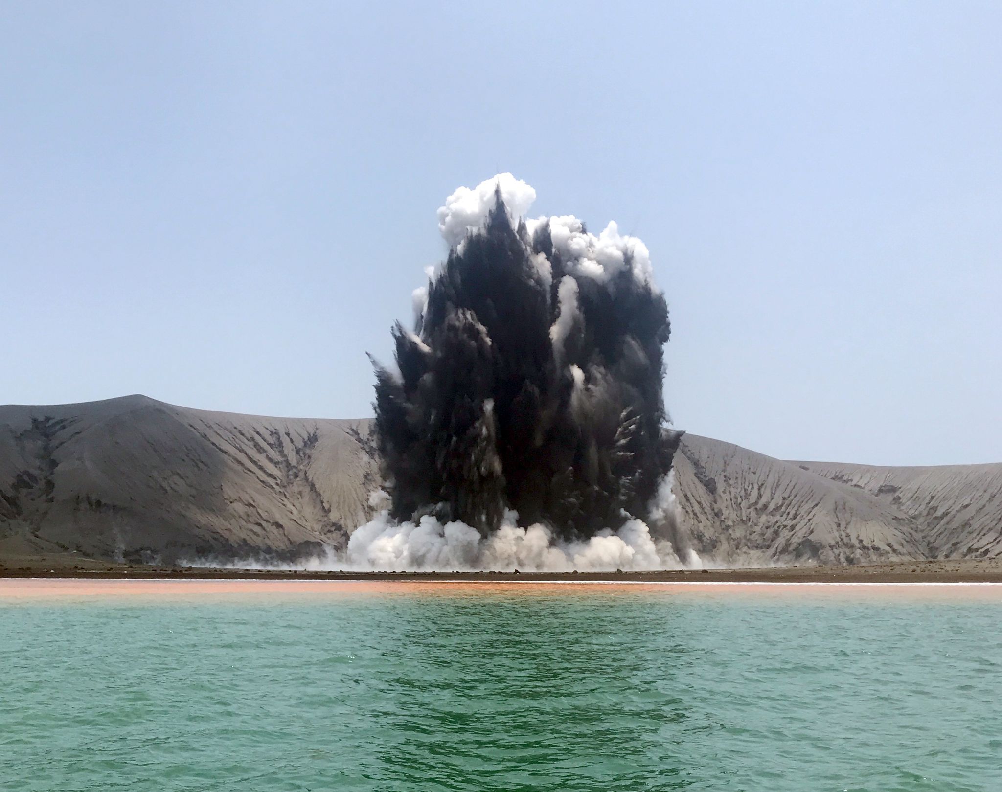 Flights grounded as Indonesia's Anak Krakatau volcano erupts