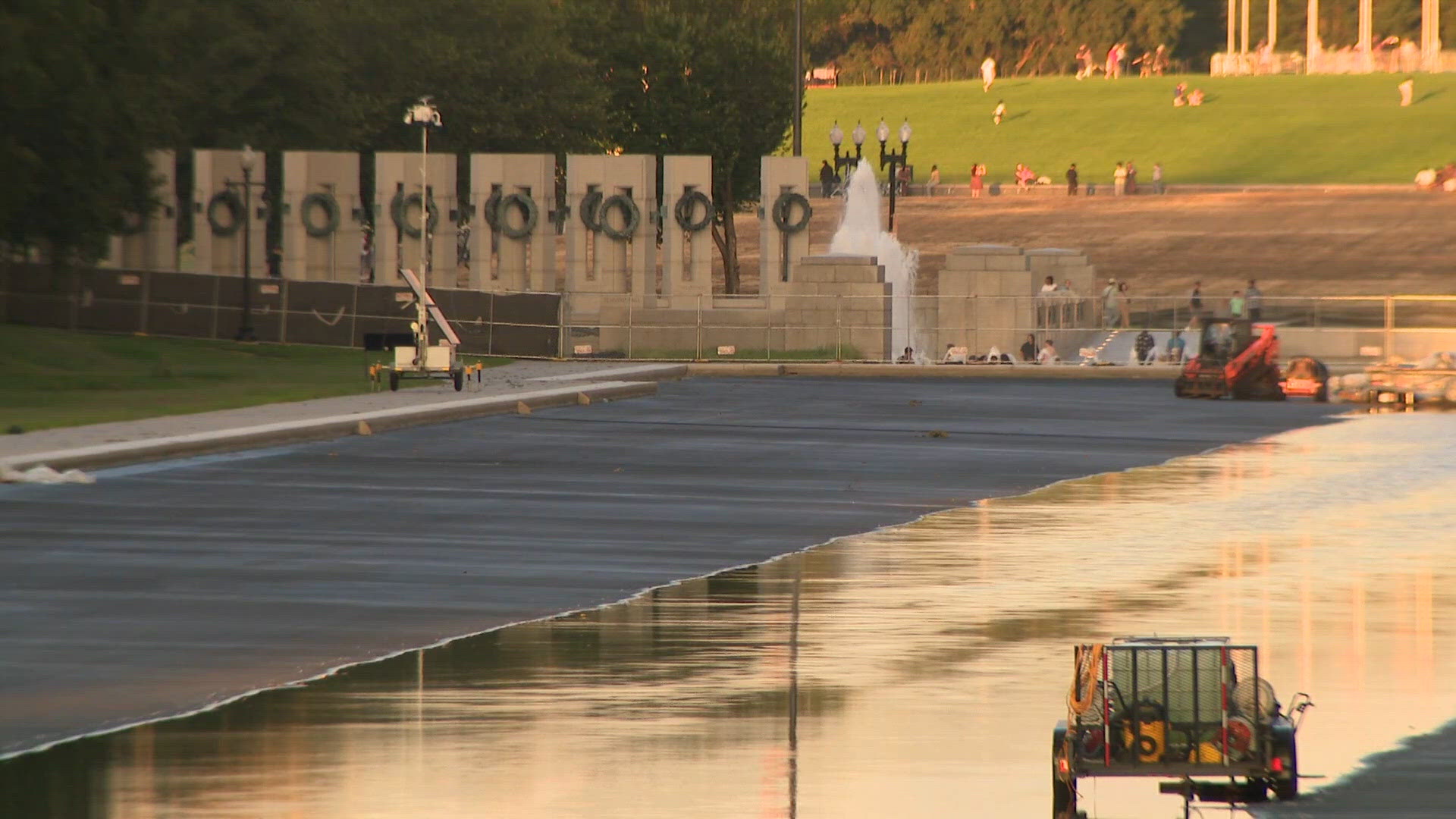 Fencing around Lincoln Memorial Reflecting Pool falls into water during ...