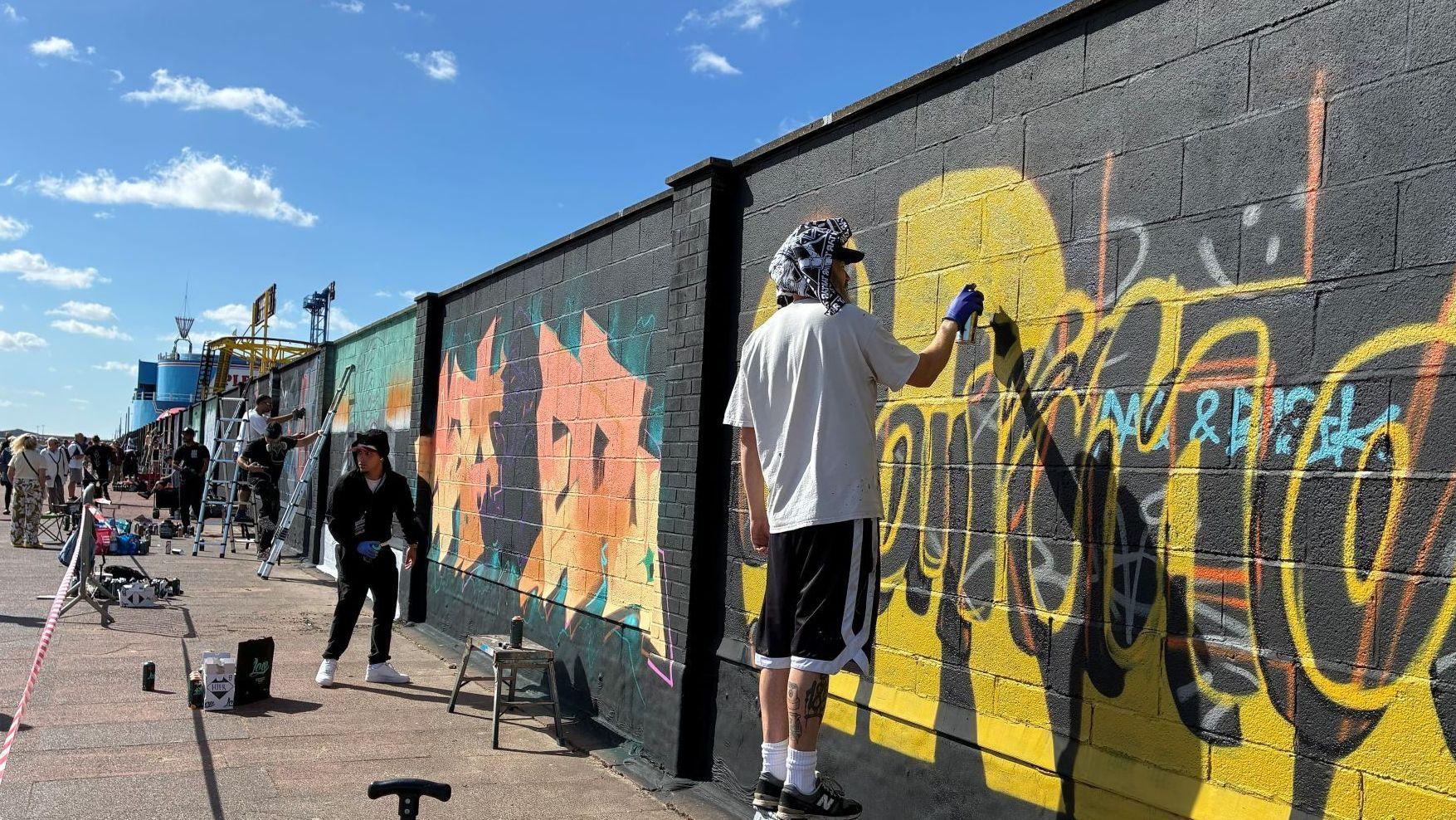 graffiti-artists-transform-seaside-wall-into-mural