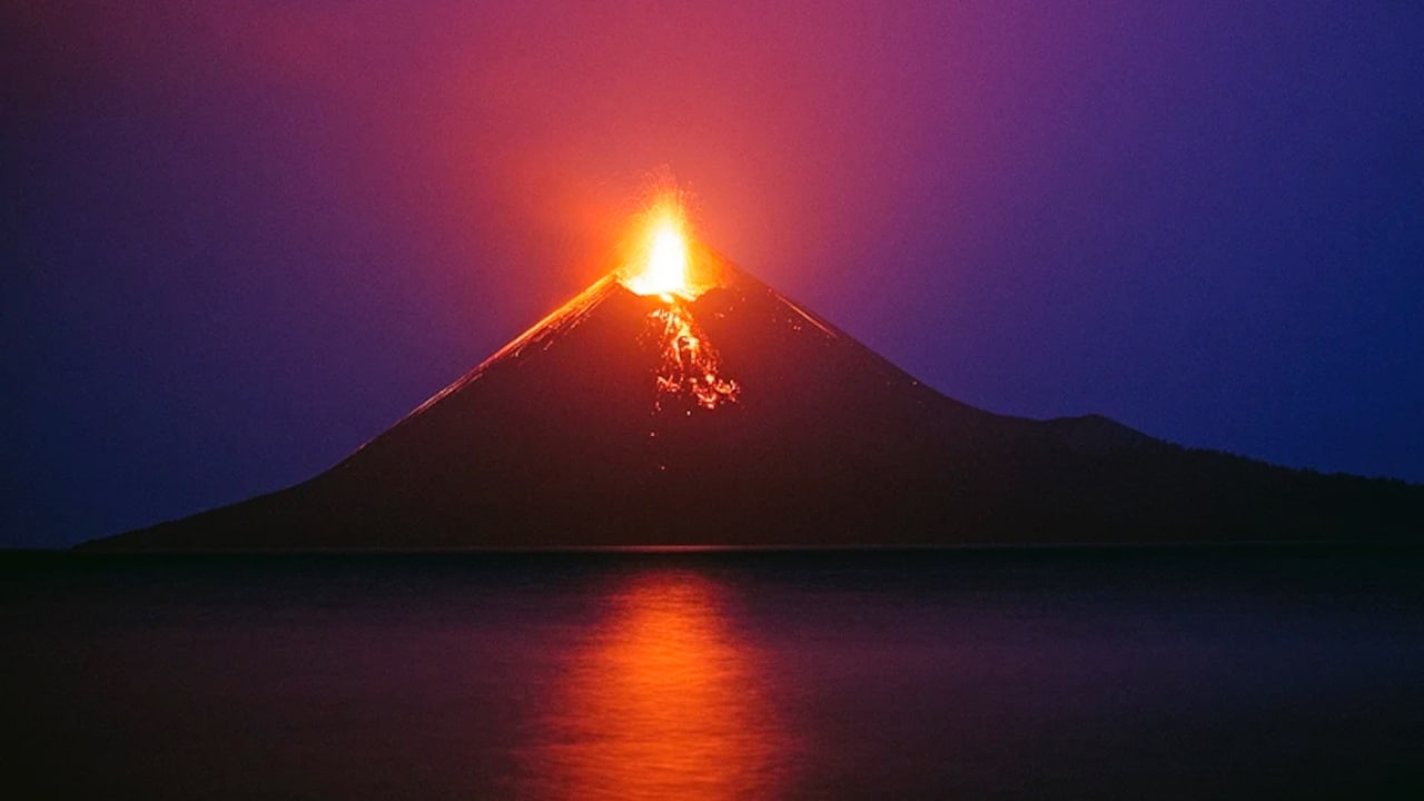 Mayon volcano erupts in Philippines, blasting ash 3 kilometres high ...