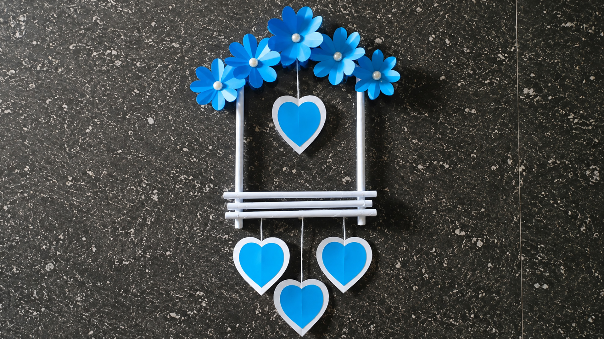 Easy wall hanging craft using paper and straws