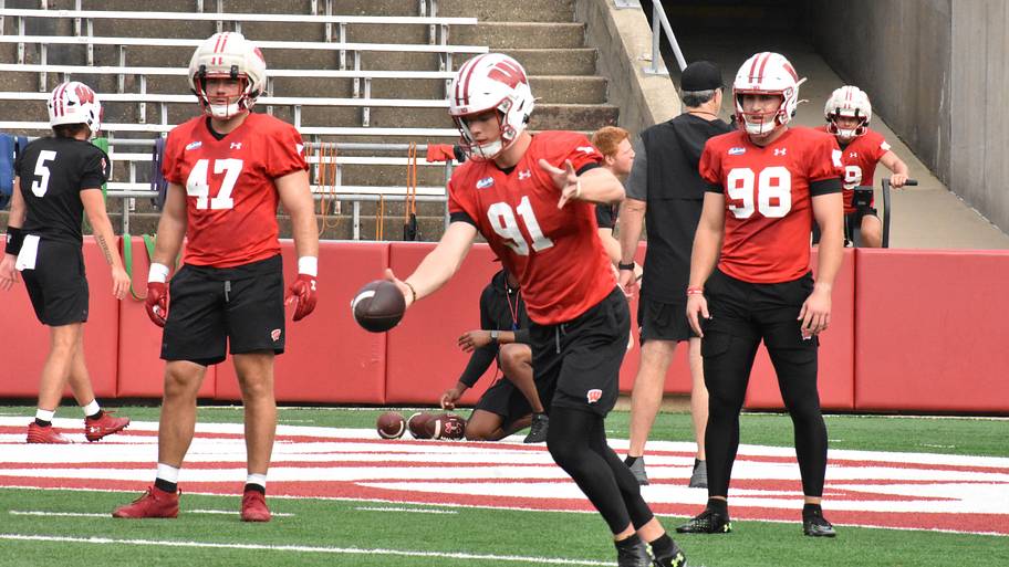 Watch: Wisconsin Badgers punter Sean West delivers an immaculate punt in season opener against Notre Dame