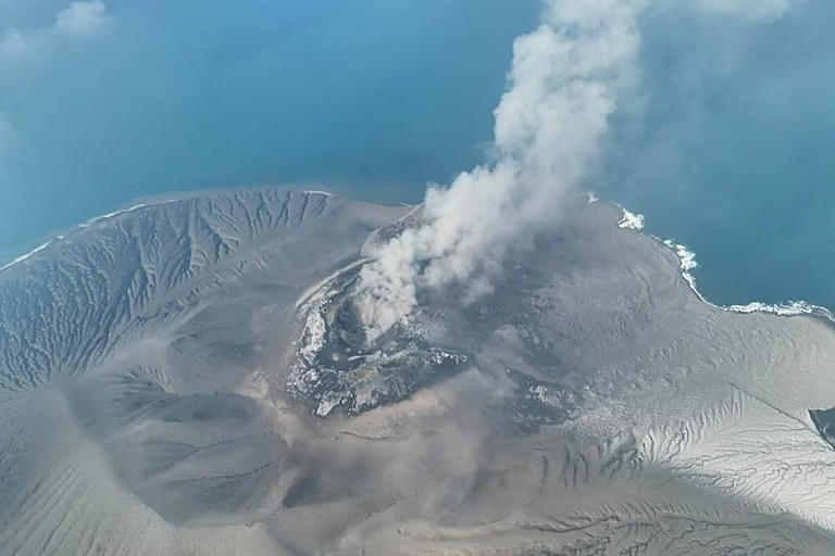 Indonesia keeps several airports closed but Anak Krakatau volcanic ...