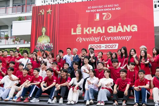 Sinh viên Đại học Bách khoa Hà Nội chụp ảnh cùng GS. TS. Lê Anh Tuấn, Giám đốc Đại học và ông Vương Quang Khải, nhà sáng lập Zalo.