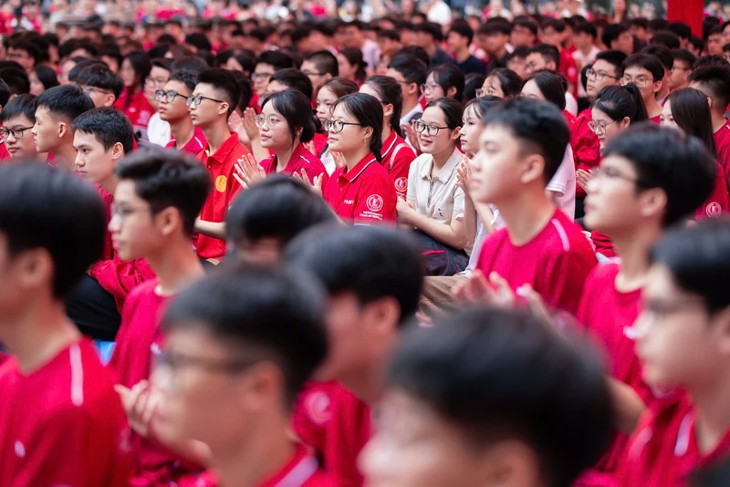 Sinh viên Đại học Bách khoa Hà Nội tham dự lễ khai giảng đầu năm học mới.