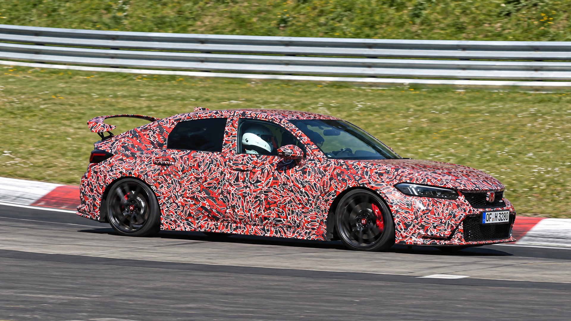 Camouflaged Honda Civic Type R tests its dynamic capabilities on track