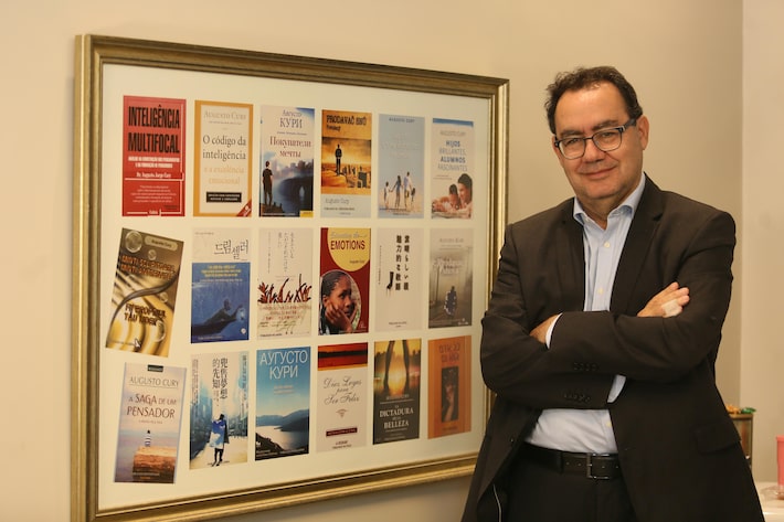 RIBEIRAO PRETO/SP 11-12-2017 CULTURA / CADERNO2 / CADERNO 2 / C2 / EXCLUSIVO EMBARGADO - Escritor Augusto Cury na sede de sua empresa educacional Menthes, em Ribeirao Preto com seu último livro O homem mais feliz da história. FOTO CELIO MESSIAS / ESTADÃO Foto: Celio Messias/Estadão
