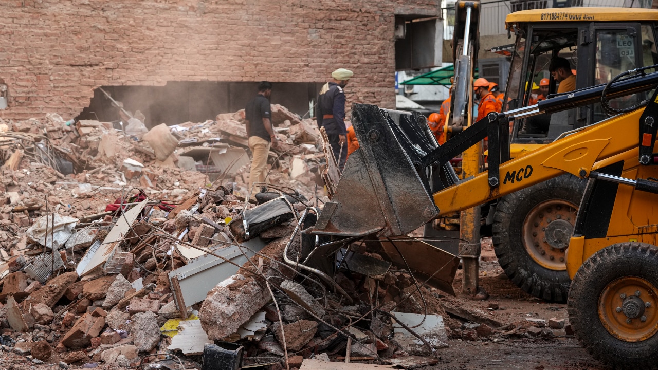 Delhi building collapse live updates: Death count in Delhi building ...