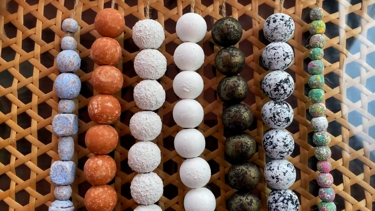 Paint and marble craft beads fast with one container
