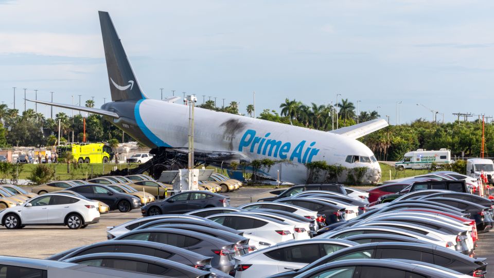All 5 killed when Amazon cargo plane overran runway were in a cleaning crew van, sheriff says