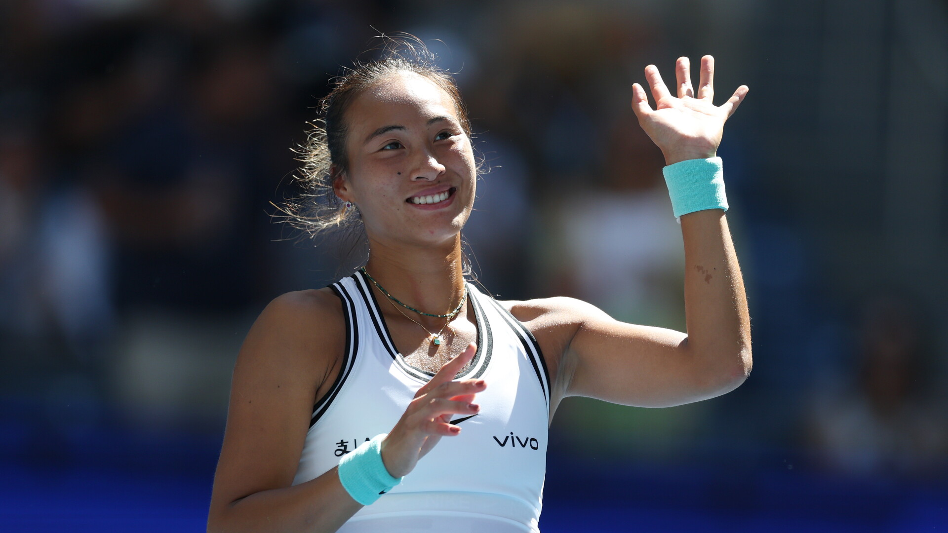 Zheng Qinwen erases another 5-0 deficit and beats Iga Swiatek to reach ...