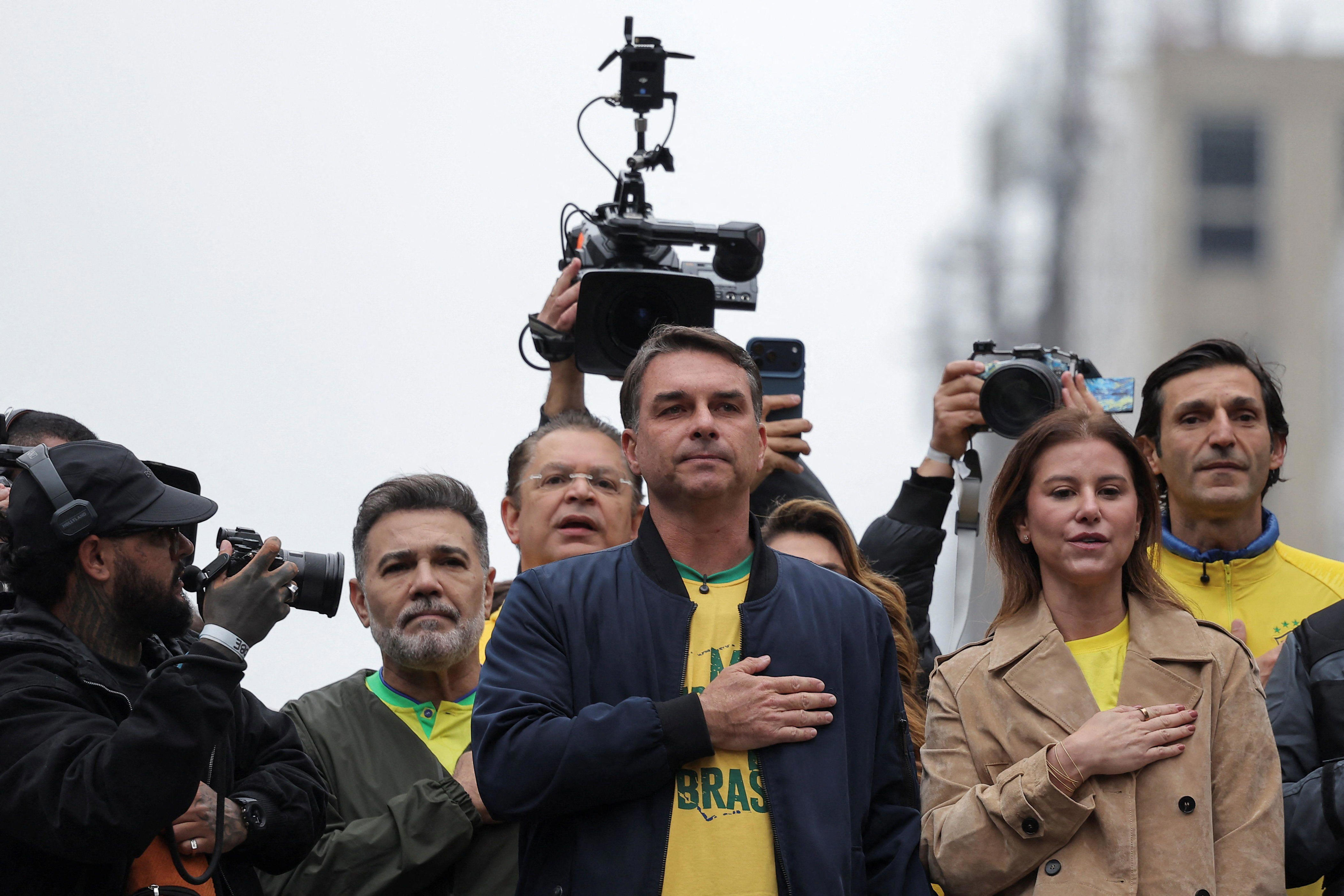 Ato de Flávio Bolsonaro na av. Paulista vira protesto contra Moraes e reúne quase 30 mil: 'Última semana me fez estar aqui'