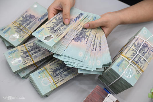 Giao dịch tại một chi nhánh ngân hàng ở Hà Nội, tháng 8/2026. Ảnh: Giang Huy