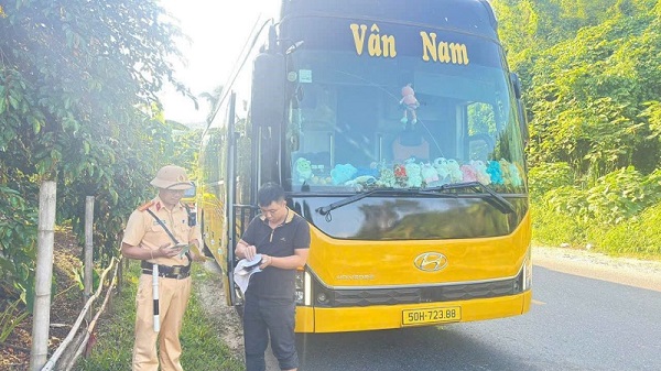 Chở quá 26 người, lái xe và chủ xe khách có thể bị phạt tới 66,5 triệu đồng