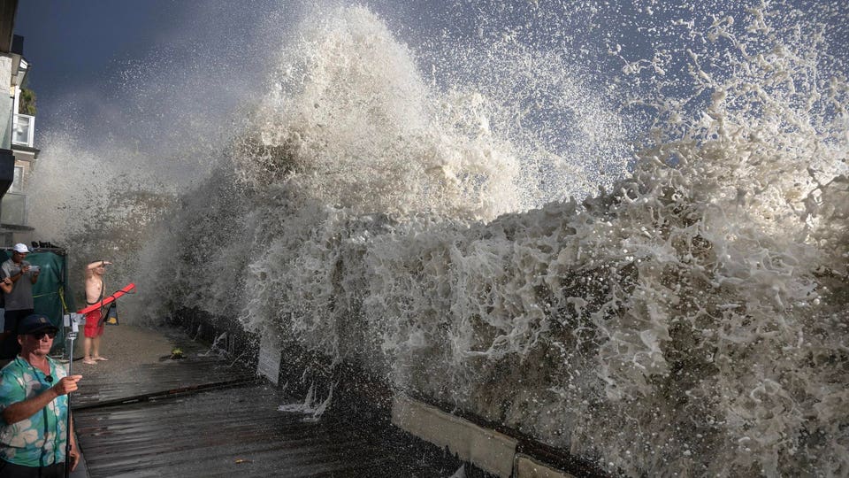 Hurricane Marie brings 10-foot waves and flooding to Southern California (photos)
