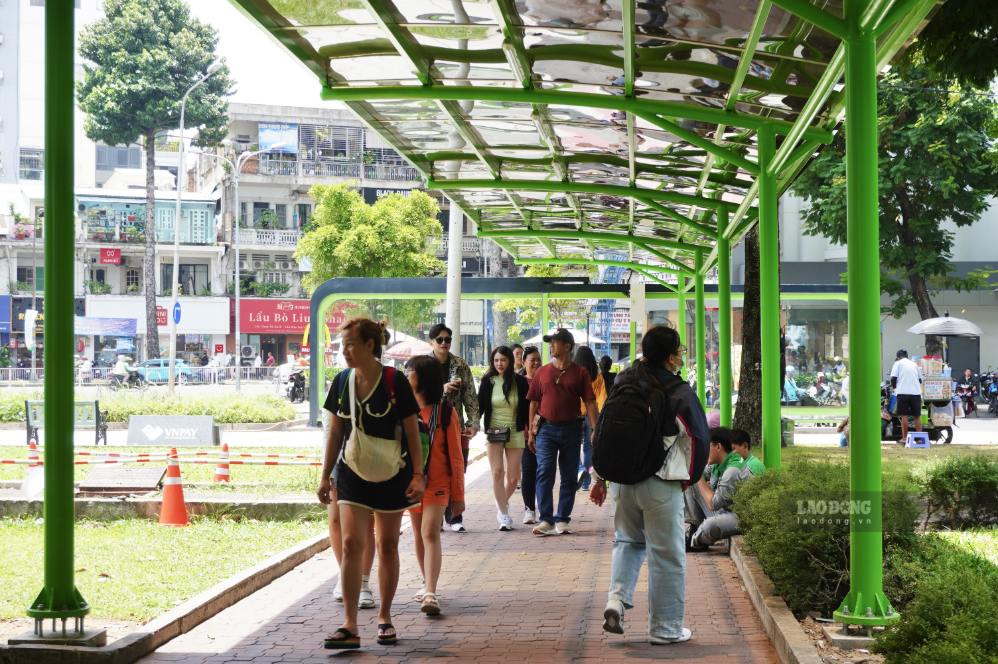 Lối đi xanh mát nối xe buýt vào Metro Bến Thành khiến người dân TPHCM bất ngờ