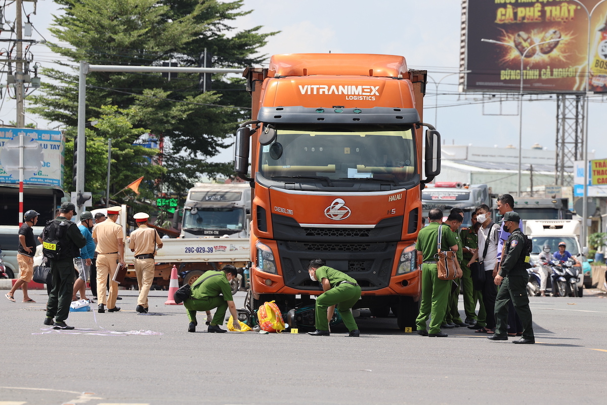 Ba mẹ con tử vong trên đường đến trường