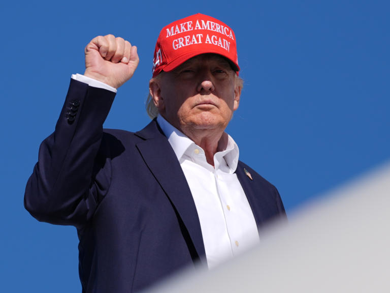 trump-zeigt-landkarte-gr-nland-und-kanada-als-teil-der-usa