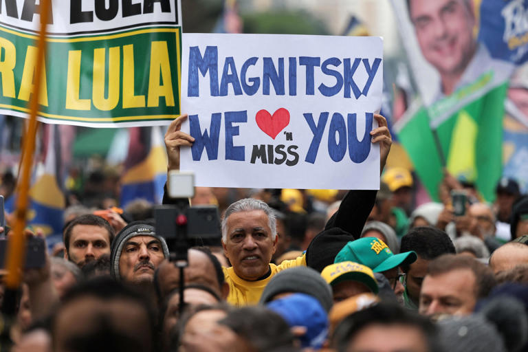 Ato de Flávio Bolsonaro na av. Paulista vira protesto contra Moraes e reúne quase 30 mil: 'Última semana me fez estar aqui'