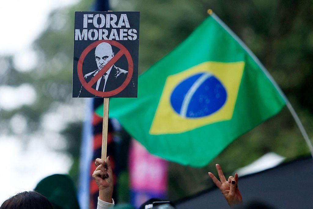 Ato de Flávio Bolsonaro na av. Paulista vira protesto contra Moraes e reúne quase 30 mil: 'Última semana me fez estar aqui'
