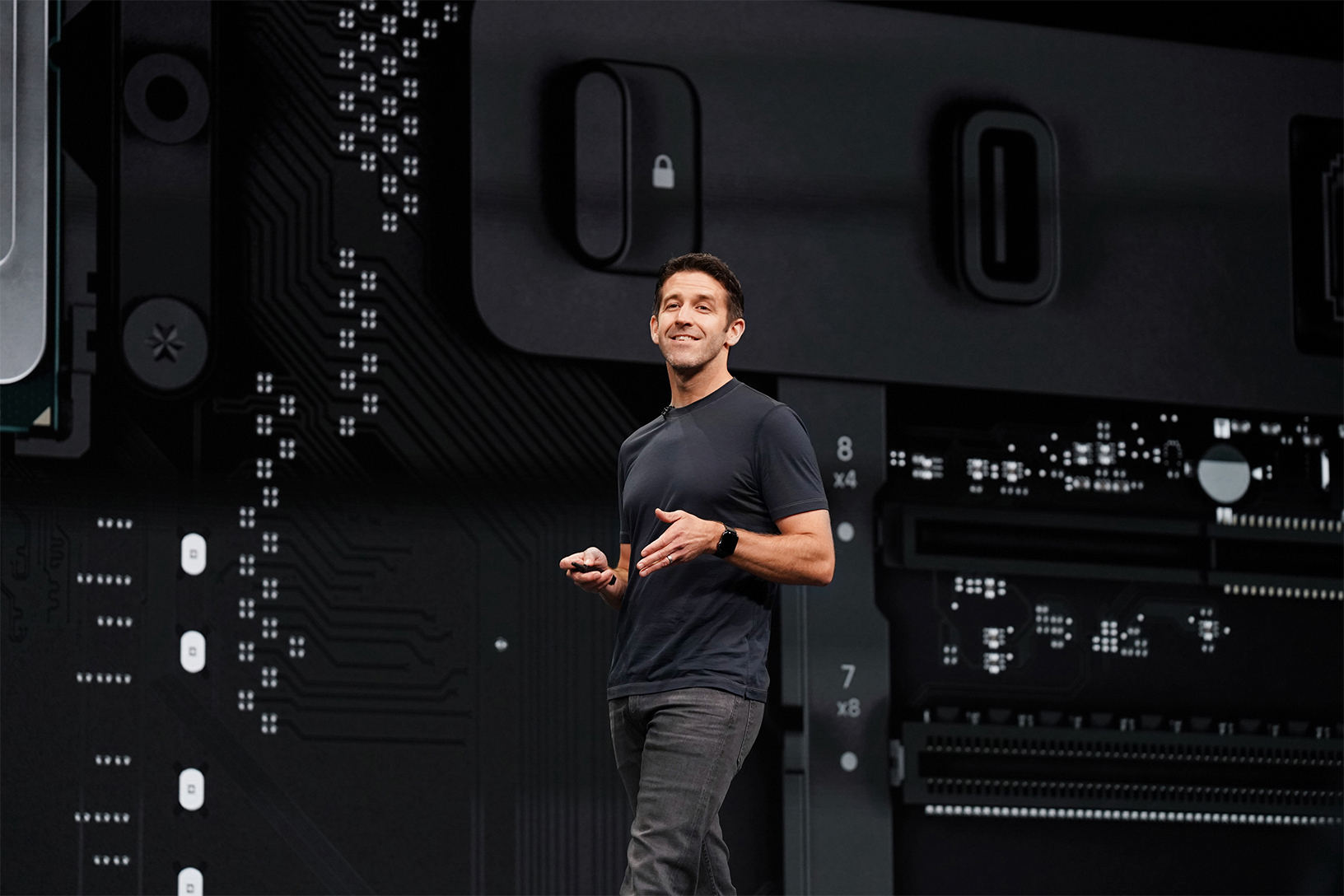 Tim Cook delivered a 2,720% total return over 15 years. Here's whether John Ternus can do the same for Apple investors.