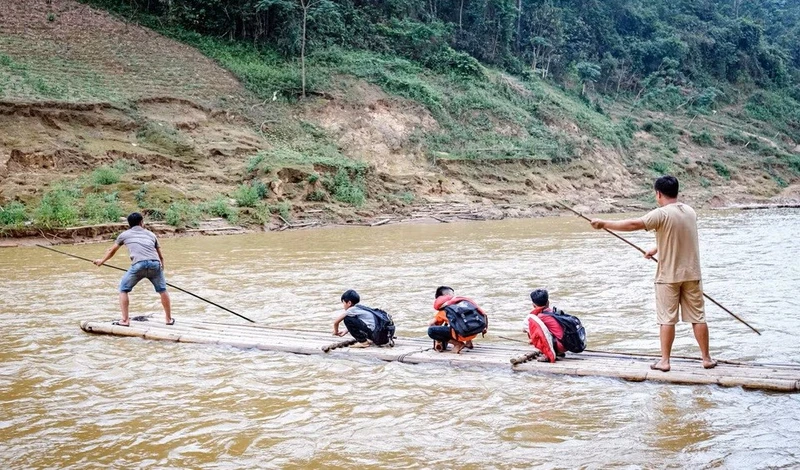 Học sinh qua sông bằng bè tự chế, lãnh đạo tỉnh Lạng Sơn chỉ đạo 'nóng'