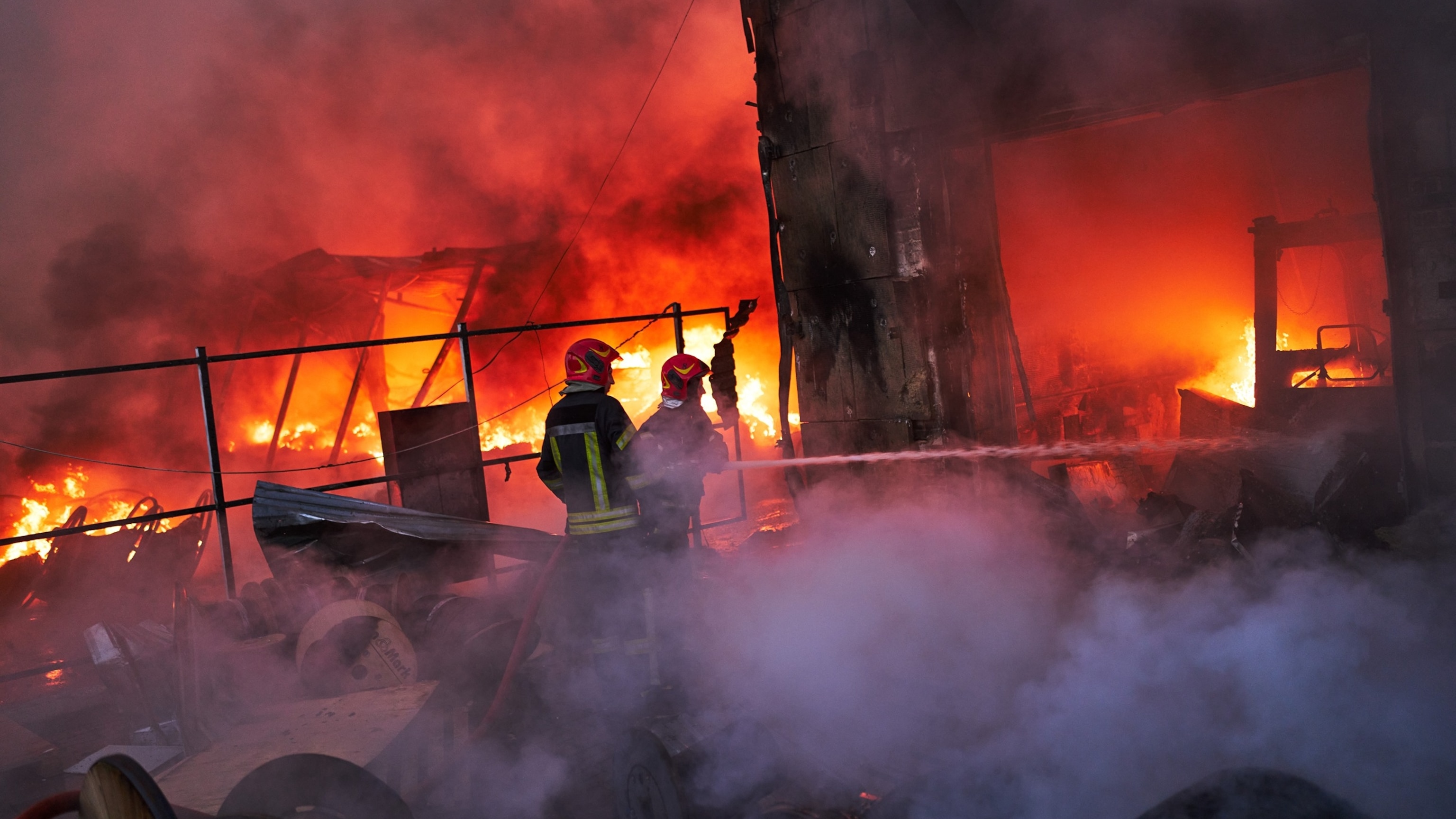 'Complex' Russian attacks kill 5 in Kyiv after US peace talks visit ...