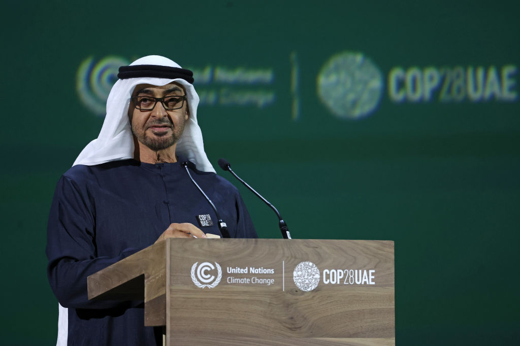El presidente de los Emiratos, Mohamed bin Zayed Al Nahyan, pronuncia el discurso de apertura de la Cumbre Mundial de Acción Climática, el 1 de diciembre de 2023 en Dubái.