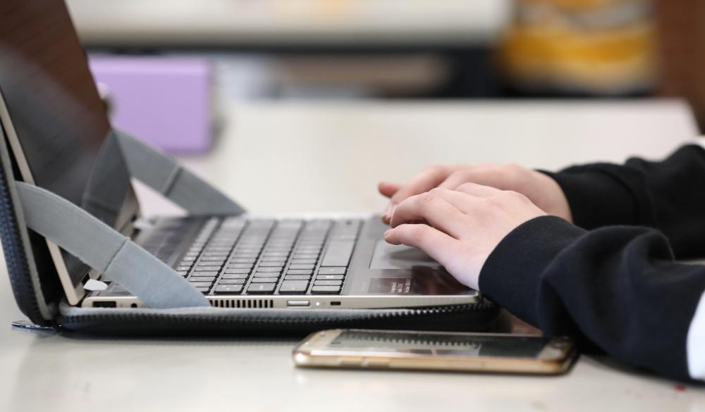 Australia's classroom disruption among worst in world, prompting calls for digital detox