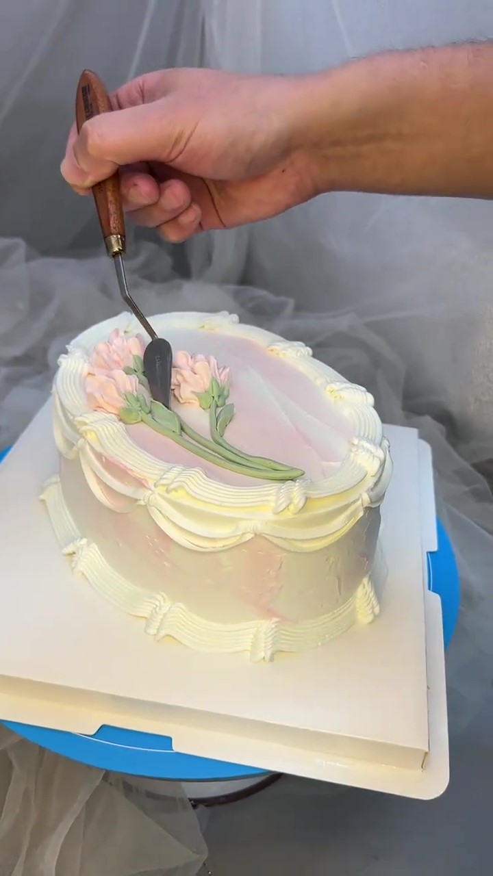 Delicate floral cake gets a beautiful vintage-style decorating makeover
