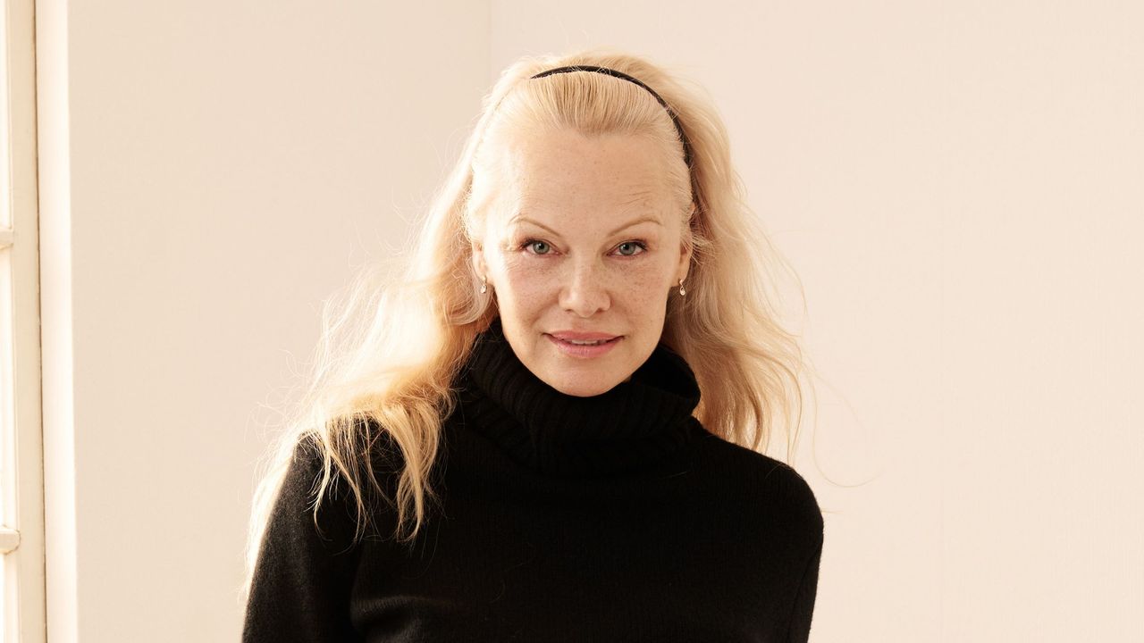 Pamela Anderson’s natural wood bedroom redefines rustic elegance – 2027 ...