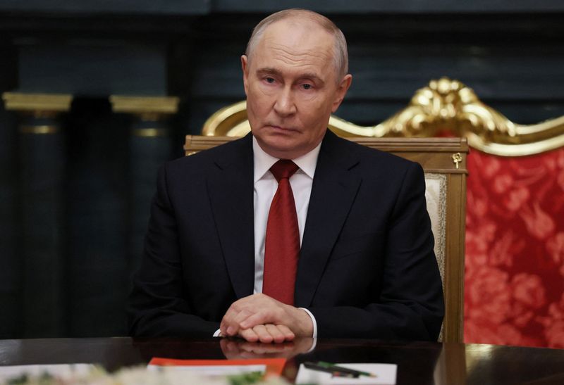 Il presidente russo Vladimir Putin partecipa a un incontro con Jared Kushner, genero del presidente degli Stati Uniti Donald Trump, e con l’inviato speciale statunitense Steve Witkoff al Cremlino di Mosca, in Russia, il 5 settembre 2026. Sputnik/Mikhail Metzel/Pool via REUTERS