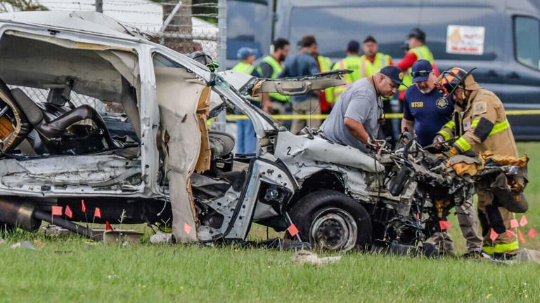 Live plane crash updates: 260 flights delayed at MIA; mayor-sheriff ...