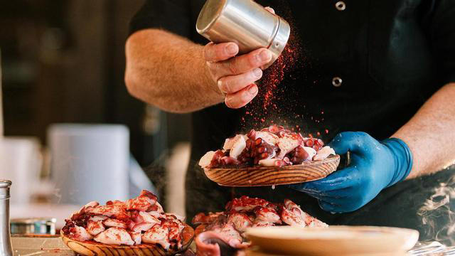 La feria del marisco de Galicia que no te puedes perder en octubre: 50.000 kilos de pulpo á feira, Albariño y playas donde soñar despierto