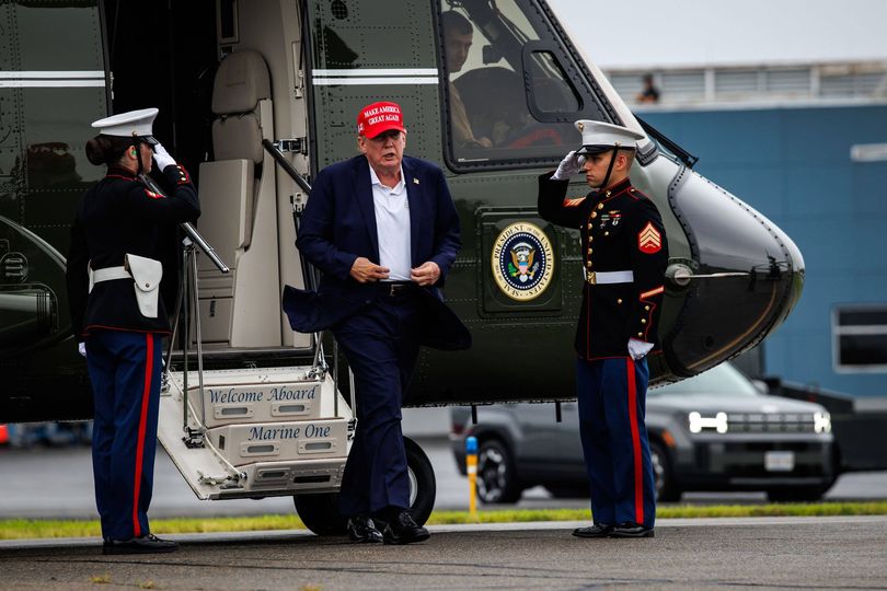 Trump stepping off the helicopter