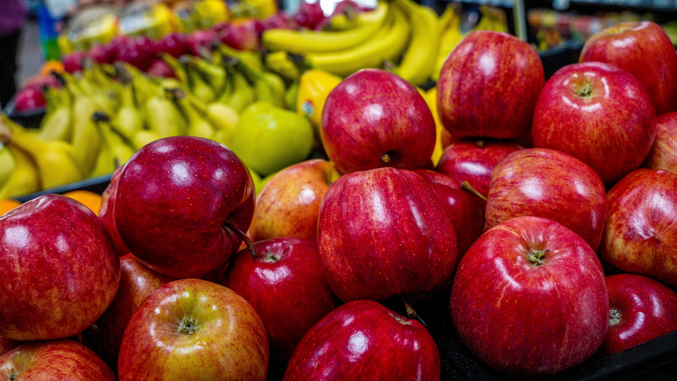 Major supermarkets profit as apple prices increase