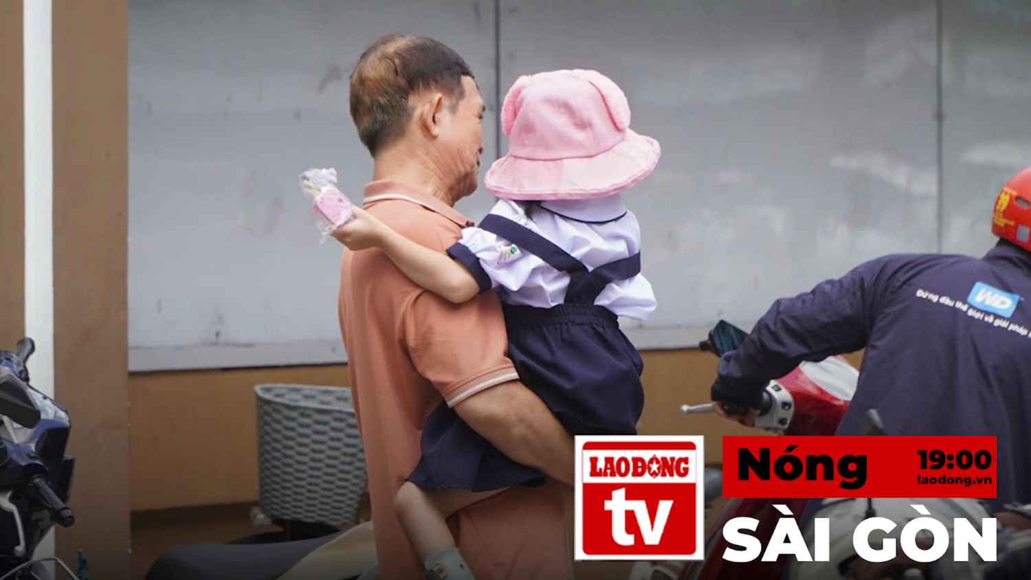 Nóng Sài Gòn: Phụ huynh đưa đón con 4 lượt/ngày vì trường chưa có bán trú